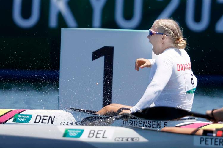 Emma Aastrand Jørgensen jubler efter at have vundet bronze i 500 meter enerkajak.   Foto: Jens Dresling/POLFOTO