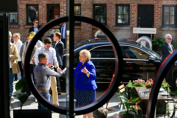 Den norske statsminister, Erna Solberg (i blåt), udskød i slutningen af juli næste fase af regeringens genåbningsplan på grund af den ekstra smitsomme Delta-variant.  Foto: Javad M. Parsa/Ritzau Scanpix