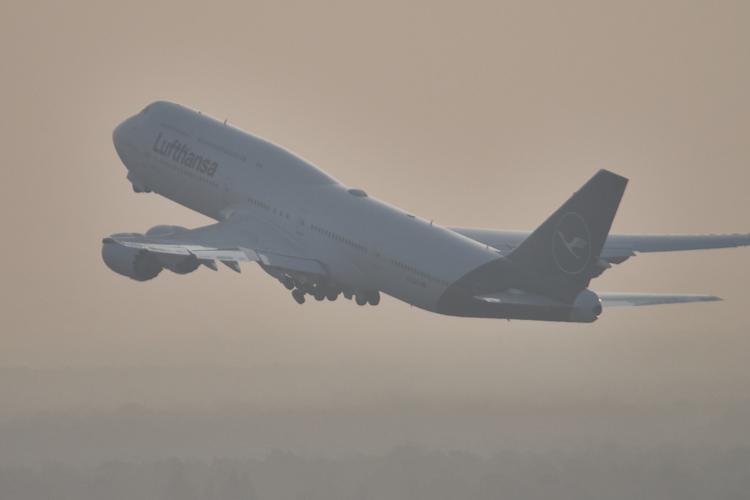 På langdistanceruterne over 11 timer kan Lufthansas passagerer lægge sig til at sove henover fire sæder på econony class. Foto: Lufthansa