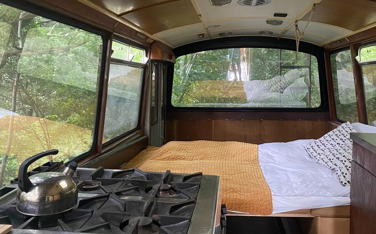 Bagerst i bussen er en halvandenmandsseng lavet ud af de gamle bussæder. Herfra kan du kigge direkte ind i skoven. I bussen er der også et lille køkken og toilet.  Foto: Eva Holtegaard-Kasler