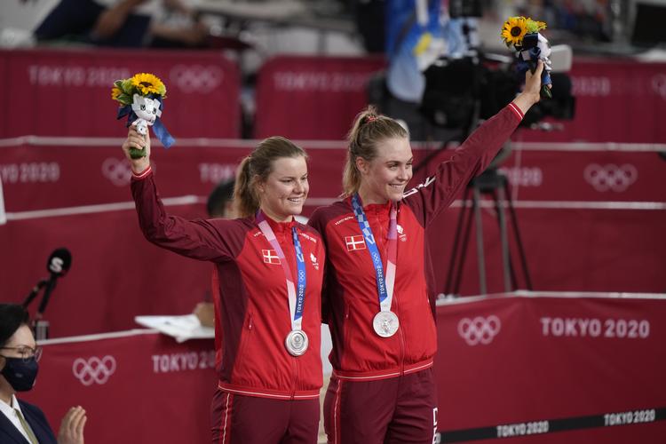 Julie Leth og Amalie Dideriksen jubler efter at have trampet sig til OL-sølv i parløb. Foto: Tariq Mikkel Khan