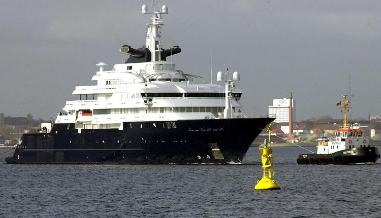 'Octopus' da den kom fra værft og skulle bugseres ud ved Kiel i Tyskland, 31. marts 2003.  Foto: Horst Pfeiffer/Ritzau Scanpix