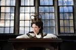 Kongelig kurator Lucy Worsley trækker selv i de royale gevandter og giver den som dronning Anna. Foto: BBC Studios/DR