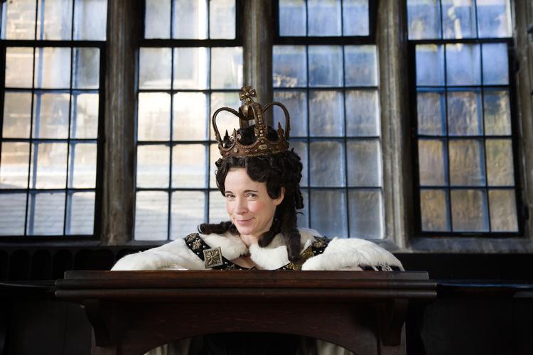 Kongelig kurator Lucy Worsley trækker selv i de royale gevandter og giver den som dronning Anna. Foto: BBC Studios/DR