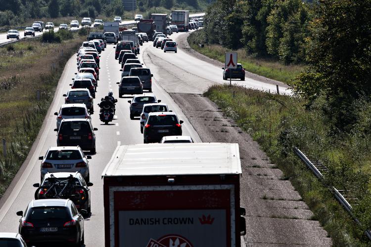 Mange danskere skal hjem fra ferie lørdag. »Der vil være stor sandsynlighed for kødannelser og forlænget rejsetid. Det er en af de rigtig travle weekender«, lyder det fra Vejdirektoratet. Foto: Tobias Nicolai/POLFOTO