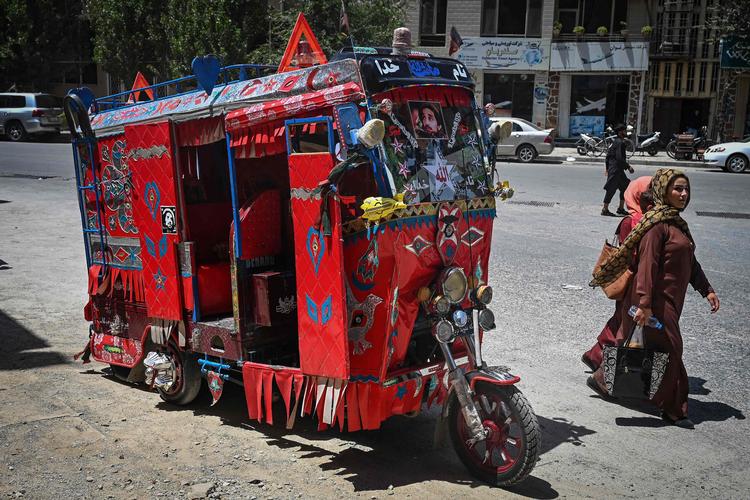 For anden gang i løbet af det seneste døgn har talebanbevægelsen indtaget en provinshovedstad i Afghanistan. På billedet går en kvinde forbi en rickshaw i Kabul. Foto: Sajjad Hussain/Ritzau Scanpix