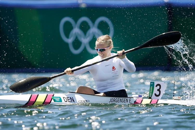 Med to bronzemedaljer bidrog pagajkrigeren Emma Aastrand Jørgensen stort til den danske medaljehøst i Tokyo. Hun bar den danske fane ved søndagens afslutningsceremoni.  Foto: Jens Dresling/POLFOTO