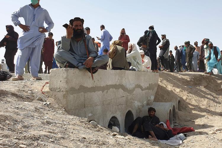 Strandede afghanere venter på, at grænsen mellem Afghanistan og Pakistan genåbner. De er på flugt fra Taleban, der vinder flere områder i det konfliktfyldte land.  Foto: Asghar Achakzai/Ritzau Scanpix
