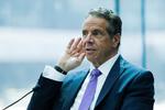 Andrew Cuomo kan snart være fortid som guvernør i staten New York. Mandag tager statens lovgivere stilling til, om der kan indledes en rigsretssag mod demokraten, der anklages for at have begået seksuelle krænkelser og udøvet sexchikane. Foto: Eduardo Munoz/Ritzau Scanpix