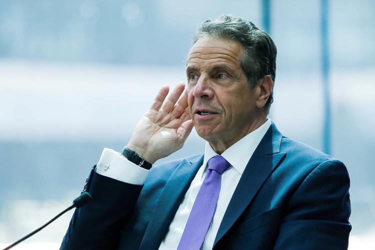 Andrew Cuomo kan snart være fortid som guvernør i staten New York. Mandag tager statens lovgivere stilling til, om der kan indledes en rigsretssag mod demokraten, der anklages for at have begået seksuelle krænkelser og udøvet sexchikane. Foto: Eduardo Munoz/Ritzau Scanpix