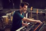 Dj og producer Mark Ronson er ikke nogen særlig god interviewer. Men han er flyvende, når bare snakken falder på musik. Og det gør den i dokumentarserien 'Watch the Sound'. Pr-foto 
