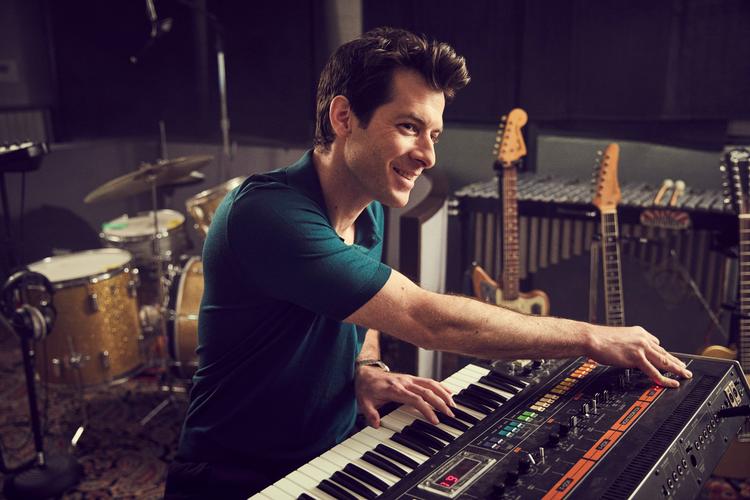 Dj og producer Mark Ronson er ikke nogen særlig god interviewer. Men han er flyvende, når bare snakken falder på musik. Og det gør den i dokumentarserien 'Watch the Sound'. Pr-foto 