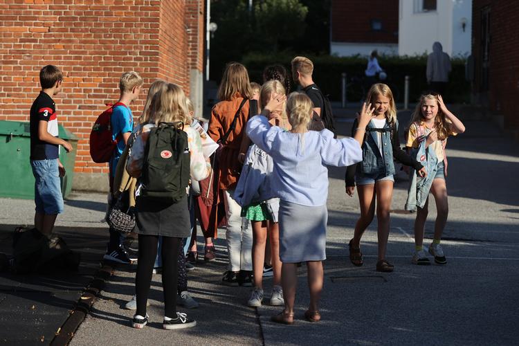 Der var glæde blandt børnene på Søborg Skole over at se klassekammeraterne igen på første dag i det nye skoleår. Foto: Finn Frandsen/POLFOTO