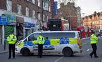 Betjente ved den afspærrede hovedgade i Streatham efter angrebet. Foto: Antonio Bronic/Ritzau Scanpix