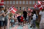 Efter velkomstceremoni, fællessang og navneopråb, går de nye børnehaveklasseelever på Søborg Skole igennem skolegården, hvor de bliver hyldet af elever fra 1. klasse.  Foto: Finn Frandsen/POLFOTO