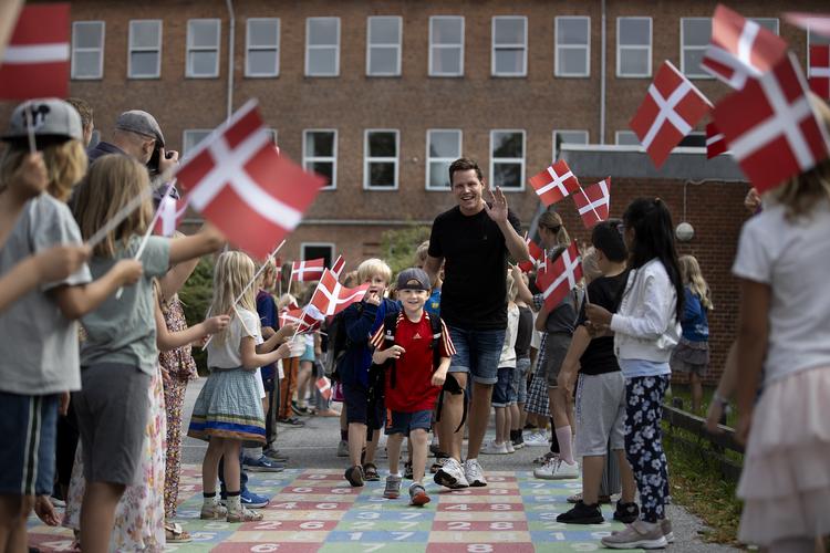 Efter velkomstceremoni, fællessang og navneopråb, går de nye børnehaveklasseelever på Søborg Skole igennem skolegården, hvor de bliver hyldet af elever fra 1. klasse.  Foto: Finn Frandsen/POLFOTO