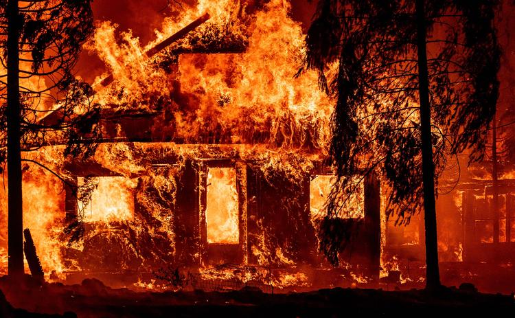 Dixiebranden er nu officielt den næststørste i Californiens historie. Det er en af de brand, der giver billeder til dækningen af klimapanelets seneste rapport. Foto: Josh Edelson/Ritzau Scanpix