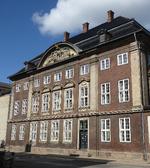 Asiatisk Kompagni havde fra 1732 dansk monopol på handel på Asien, reelt Indien og Kina. Flere af kompagniets mest indflydelsesrige personer i 1700-tallet havde hollandsk baggrund. Det samme var tilfældet med arkitekten bag kompagniets hovedbygning på Christianshavn. Foto: Jørgen Mikkelsen