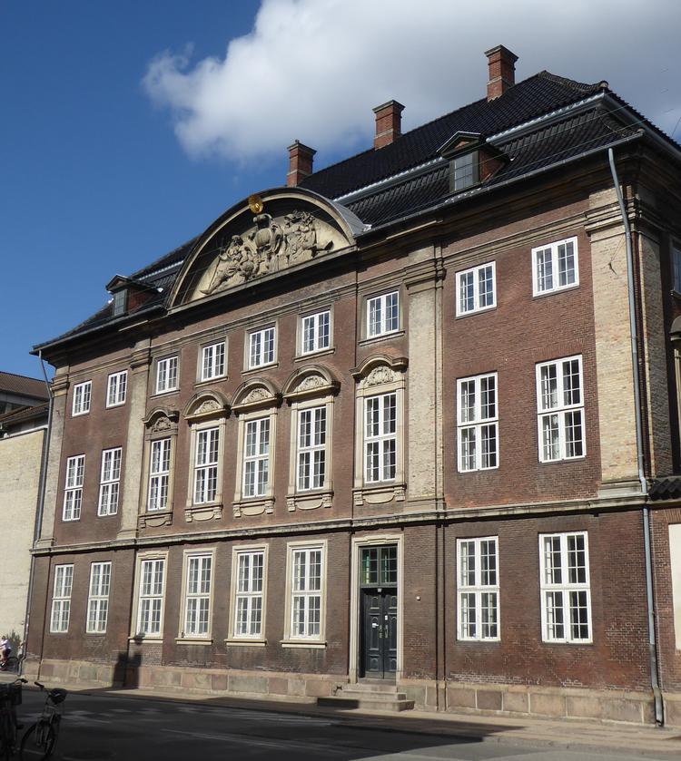 Asiatisk Kompagni havde fra 1732 dansk monopol på handel på Asien, reelt Indien og Kina. Flere af kompagniets mest indflydelsesrige personer i 1700-tallet havde hollandsk baggrund. Det samme var tilfældet med arkitekten bag kompagniets hovedbygning på Christianshavn. Foto: Jørgen Mikkelsen