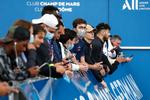 Tilhængere stimlede mandag sammen udenfor PSG's hjemmebane Parc des Princes i håb om at få et glimt af Lionel Messi. Foto: Zakaria Abdelkafi/Ritzau Scanpix