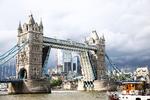 Tower Bridge er et af Londons mest berømte vartegn og blev på et tidspunkt betragtet som »den største og mest sofistikerede vippebro nogensinde opført«. Mandag var en teknisk fejl skyld i, at broen ikke kunne lukke ned igen. Foto: Henry Nicholls/Ritzau Scanpix