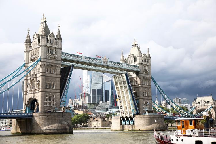 Tower Bridge er et af Londons mest berømte vartegn og blev på et tidspunkt betragtet som »den største og mest sofistikerede vippebro nogensinde opført«. Mandag var en teknisk fejl skyld i, at broen ikke kunne lukke ned igen. Foto: Henry Nicholls/Ritzau Scanpix