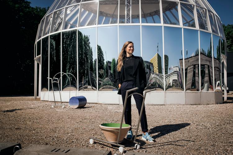 Milena Høegsberg omgivet af skulpturelle elementer fra Adam Fentons performance 'Byggeplads'.  Foto: Miriam Dalsgaard/POLFOTO