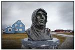 På hovedøen Spitsbergen på Svalbard kan man se denne buste af den store opdagelsesrejsende Roald Amundsen, som forsvandt i Barentshavet under en flyulykke.
 Foto: Morten Langkilde/POLFOTO