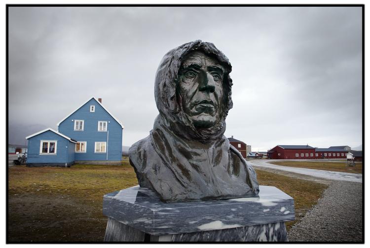 På hovedøen Spitsbergen på Svalbard kan man se denne buste af den store opdagelsesrejsende Roald Amundsen, som forsvandt i Barentshavet under en flyulykke.
 Foto: Morten Langkilde/POLFOTO