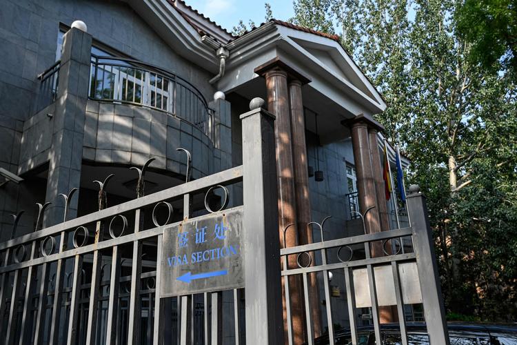 Litauens ambassade i Beijing bliver nu uden ambassadør. Han bliver smidt ud af kineserne, der er utilfredse med, at Taiwan får lov at åbne en repræsentation i Vilnius under eget navn.  Foto: Jade Gao/Ritzau Scanpix