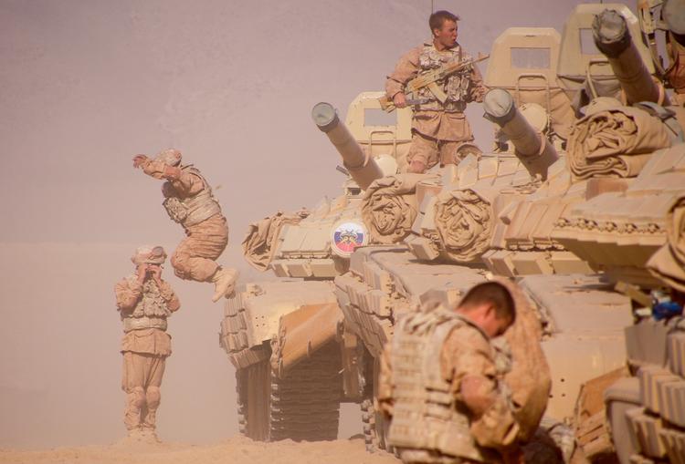 Mens korthuset falder sammen for Kabulregeringen forbereder nabolandene sig på det værste. Mod nord gennemfører russiske styrker lynøvelser med nabolandenes militær. Til venstre ses det ID kort fra de danske styrker, som Hamid Assudullah bygger sit håb om hjælp på.
    Foto: Nozim Kalandarov/Ritzau Scanpix