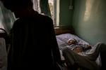 Hanif er en af dem, der blev ramt af en kugle og ligger på hospitalet i Kandahar. Foto: Jim Huylebroek/Ritzau Scanpix
