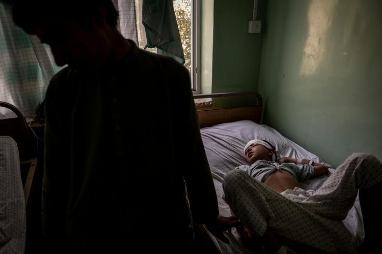 Hanif er en af dem, der blev ramt af en kugle og ligger på hospitalet i Kandahar. Foto: Jim Huylebroek/Ritzau Scanpix