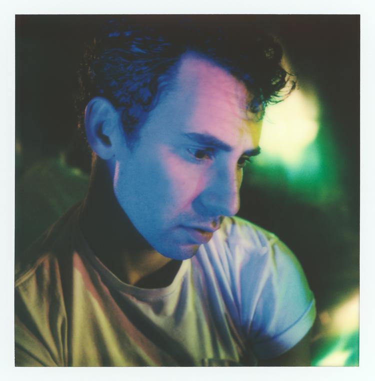 Et sted synger Antonoff »I’m here, but I’m not«, hvilket jo meget godt beskriver hans normale rolle som den diskrete, men afgørende producer. Det går bare ikke, når man selv står forrest. Foto: Carlotta Kohl