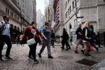 NEW YORK, NEW YORK - AUGUST 10: People walk by the New York Stock Exchange (NYSE) on August 10, 2021 in New York City. Markets were up in morning trading as investors look to a rare bipartisan effort in the Senate to pass a massive infrastructure bill that, if passed, will infuse billions into the American economy. Spencer Platt/Getty Images/AFP == FOR NEWSPAPERS, INTERNET, TELCOS &amp; TELEVISION USE ONLY == Foto: Spencer Platt/Ritzau Scanpix