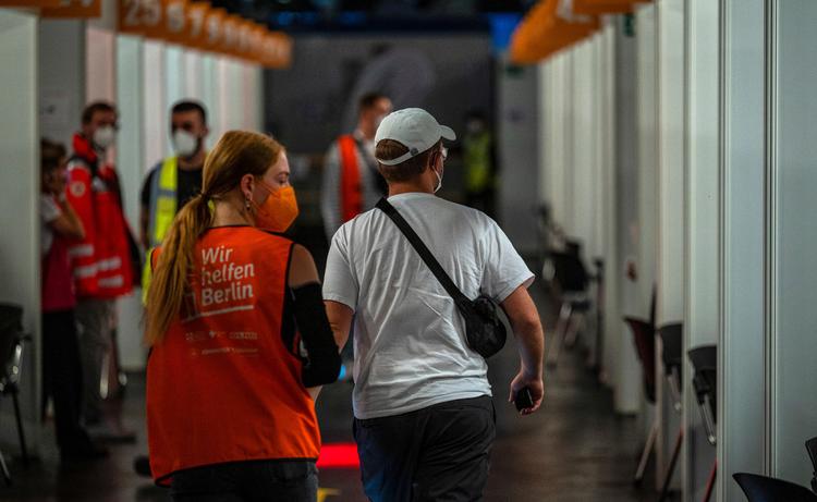 En patient ledes til et vaccinationsrum i Berlin. I en anden by, Schortens, kan 8557 personer have fået saltvand frem for en covid-19-vaccine. Foto: Pool/Ritzau Scanpix