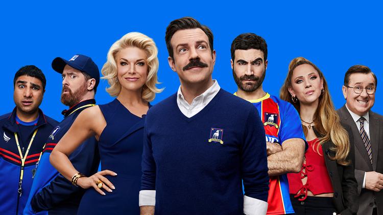 Tv-serien 'Ted Lasso' om en amerikansk footballtræner, der skal træne et engelsk fodboldhold står for hele 20 nomineringer til årets Emmy Awards og er dermed den mest nominerende sæson 1 af en komedieserie i prisens historie.  Foto: Apple TV/PR