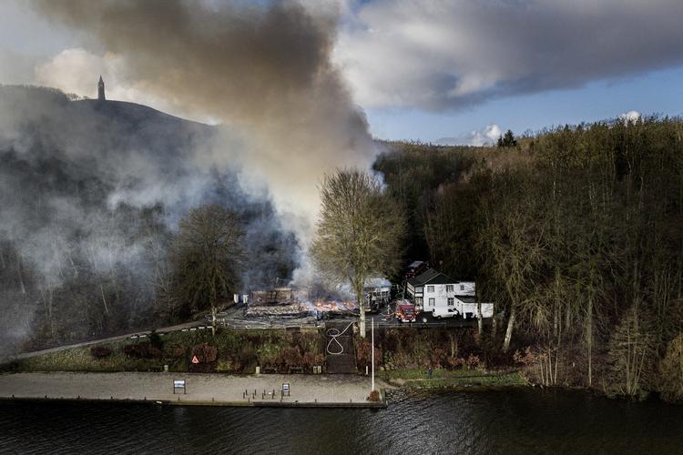 Sidste år brændte det historiske Hotel Julsø for foden af Himmelbjerget. Sagen blev dækket af både nationale og lokale medier.  Foto: Casper Dalhoff/Casper Dalhoff