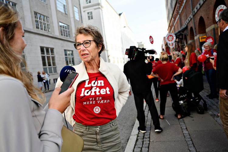 Formanden for Dansk Sygeplejeråd, Grete Christensen, på vej ind til orienteringsmøde mellem Danske Regioner og Dansk Sygeplejeråd om strejke, onsdag morgen. Mødet bar ikke frugt, lyder meldingen. Foto: Philip Davali/Ritzau Scanpix