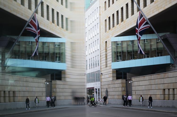 Tysk politi har anholdt en britisk mand ansat på den britiske ambassade (billedet i Berlin på mistanke om spionage for Rusland. Han mistænkes for at have videregivet dokumenter til den russiske efterretningstjeneste til gengæld for penge. Foto: Markus Schreiber/Ritzau Scanpix