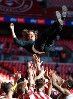 Brentfords manager, Thomas Frank, er allerede blevet lidt af en kæledægge i de engelske medier. Han kaldes en spændende tilføjelse til Premier League – især med henvisning til hans meget direkte udmeldinger. Som da han efter oprykningsfinalen sagde: »Lige nu vil jeg bare drikke mig så fuld i aften, og så kan vi tænke på Premier League i morgen«.​ Foto: Matthew Childs/Ritzau Scanpix