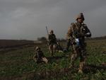 Tolken Mir arbejdede for det danske Hold 9 i Helmand. Soldaterne og med dem deres tolke blev hårdt ramt under kampene ved Armadillo og langs Helmandfloden. Delingsfører Jonas Pløger forrest på billedet var blandt de fem soldater fra Hold 9, der ikke kom hjem i live.

 Foto: Mads Silberg/privatfoto