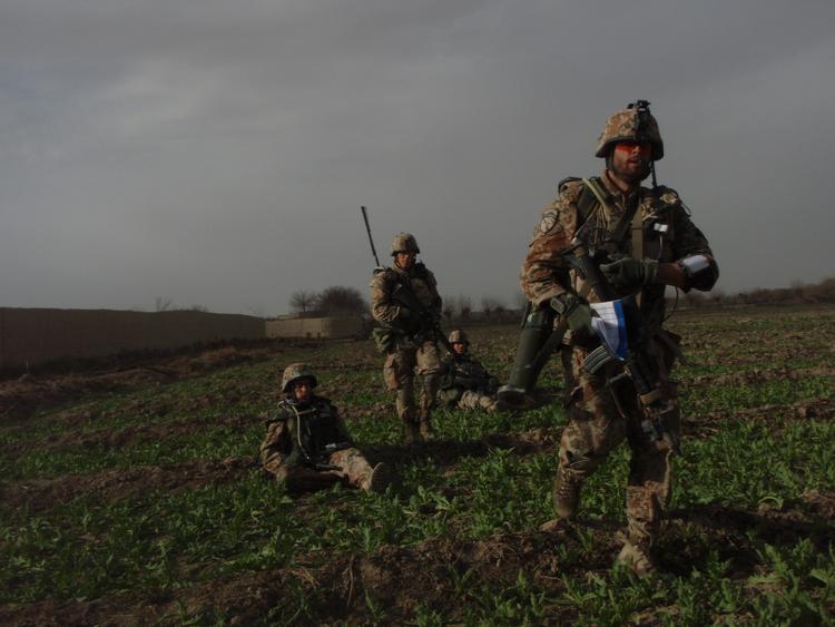 Tolken Mir arbejdede for det danske Hold 9 i Helmand. Soldaterne og med dem deres tolke blev hårdt ramt under kampene ved Armadillo og langs Helmandfloden. Delingsfører Jonas Pløger forrest på billedet var blandt de fem soldater fra Hold 9, der ikke kom hjem i live.

 Foto: Mads Silberg/privatfoto