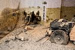To danske soldater blev sårede i Helmand i for 10 år siden, da de blev ramt af en vejsidebombe. Køretøjet er udstillingens midtpunkt. Journalist Jacob Svendsen spørger, hvorfor museet ikke udstiller  køretøjet efter en vejsidebombe, der tog livet af to danske soldater samme år.  Men der er hensyn at tage, siger museumslederen.  Foto: Finn Frandsen/POLFOTO
