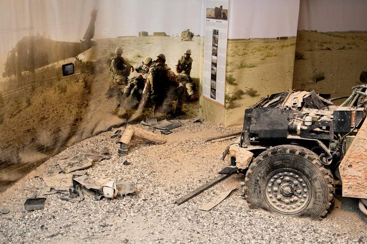 To danske soldater blev sårede i Helmand i for 10 år siden, da de blev ramt af en vejsidebombe. Køretøjet er udstillingens midtpunkt. Journalist Jacob Svendsen spørger, hvorfor museet ikke udstiller  køretøjet efter en vejsidebombe, der tog livet af to danske soldater samme år.  Men der er hensyn at tage, siger museumslederen.  Foto: Finn Frandsen/POLFOTO