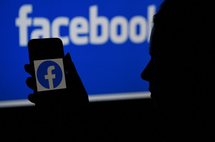 Den danske regering vil indføre bødekrav, hvis ikke sociale medier som Facebook, YouTube og Instagram fjerner ulovligt indhold inden for 24 timer. Foto: Olivier Douliery/Ritzau Scanpix