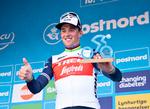 En glædestrålende Mads Pedersen på podiet efter triumfen på 2. etape i PostNord Danmark Rundt.
 Foto: Henning Bagger/Ritzau Scanpix