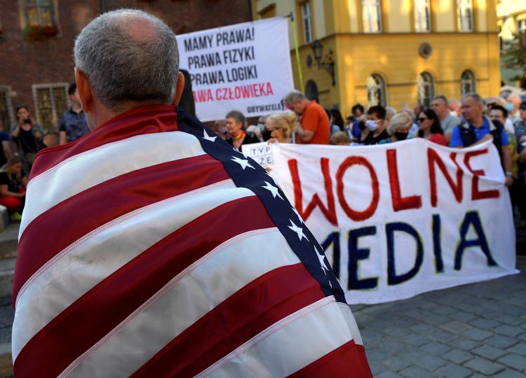 Udskældt medielov blev onsdag stemt igennem i Polens underhus til trods for store protester i befolkningen. Foto: Tomasz Pietrzyk/Ritzau Scanpix