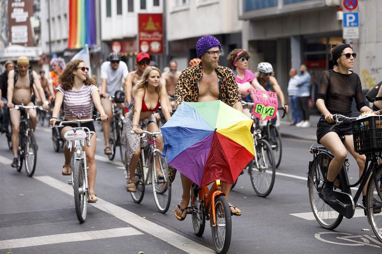Ovenfor cykeldemonstration for LGBT+-rettigheder på vej gennem Schaafenstrasse i Köln. Til venstre Robin Folta (tv) og Alex Munch (th.). Foto: Christoph Hardt/geisler-fotopres/Ritzau Scanpix