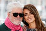 Pedro Almodovar ses her med sin foretrukne kvindelige hovedrolleskuespiller, Penelope Cruz, under Cannes-festivalen i 2019.  Foto: Jean-paul Pelissier/Ritzau Scanpix